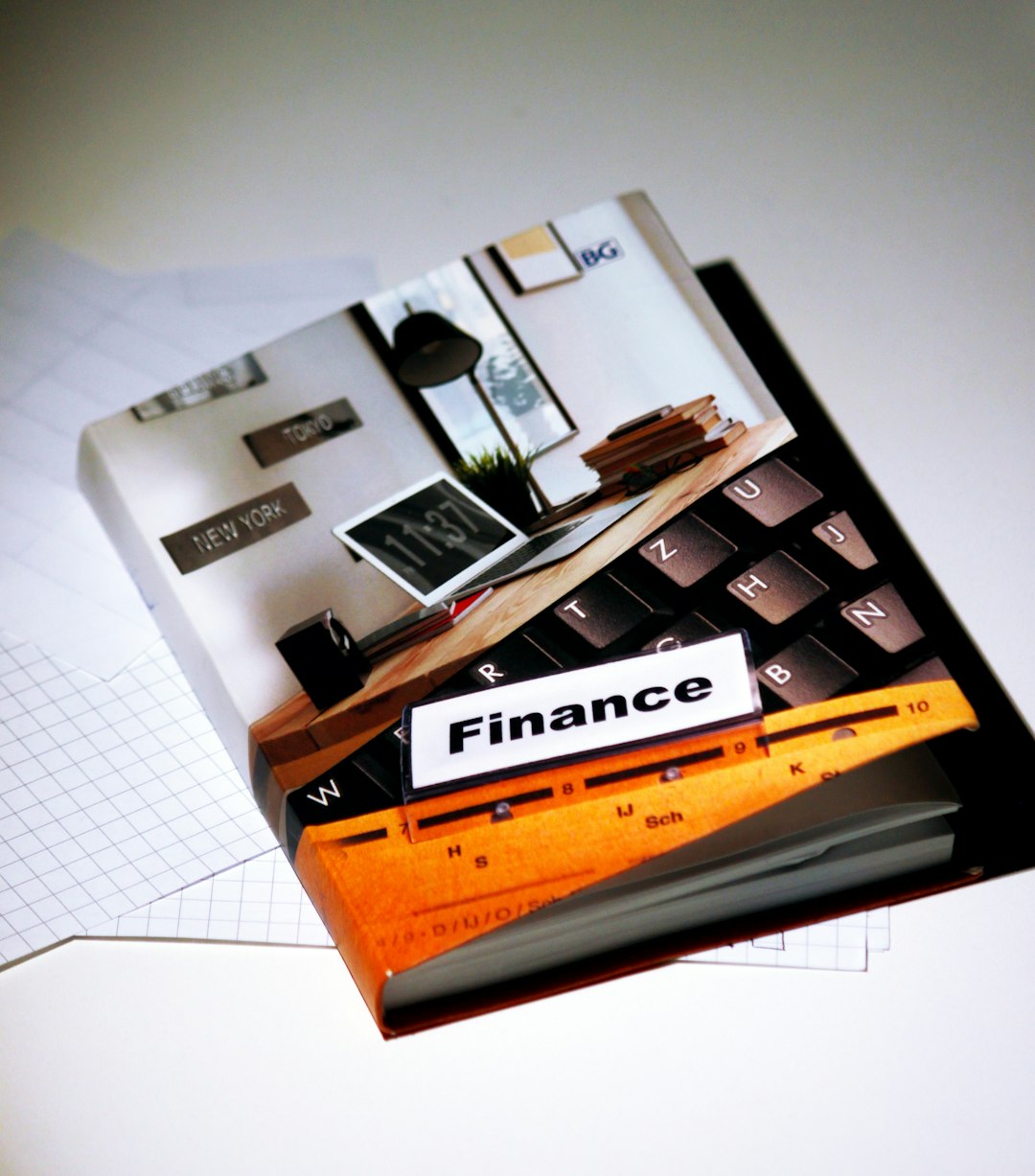 Familia planificando sus finanzas en España